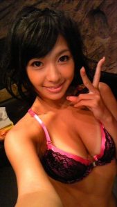 日焼けがやけにエロい女さんたちの自撮りから目が離せないんだがｗｗｗ